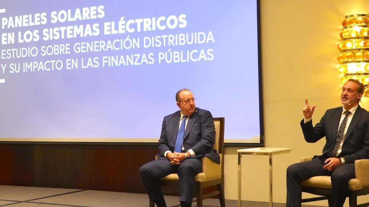 El economista Magín Díaz y   Jerónimo Roca, consultor internacional, en la presentación del estudio sobre paneles solares en el hotel Intercontinental.