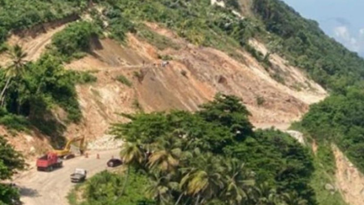 El Ministerio de Obras Públicas informó este miércoles que se ha producido un deslizamiento de tierra en el tramo carretero El Derrumbao, comprendido entre el puente El Coronel y la comunidad de La Ciénaga y próximo al balneario San Rafael, que ha provocado la obstrucción del tránsito entre Enriquillo y Barahona.