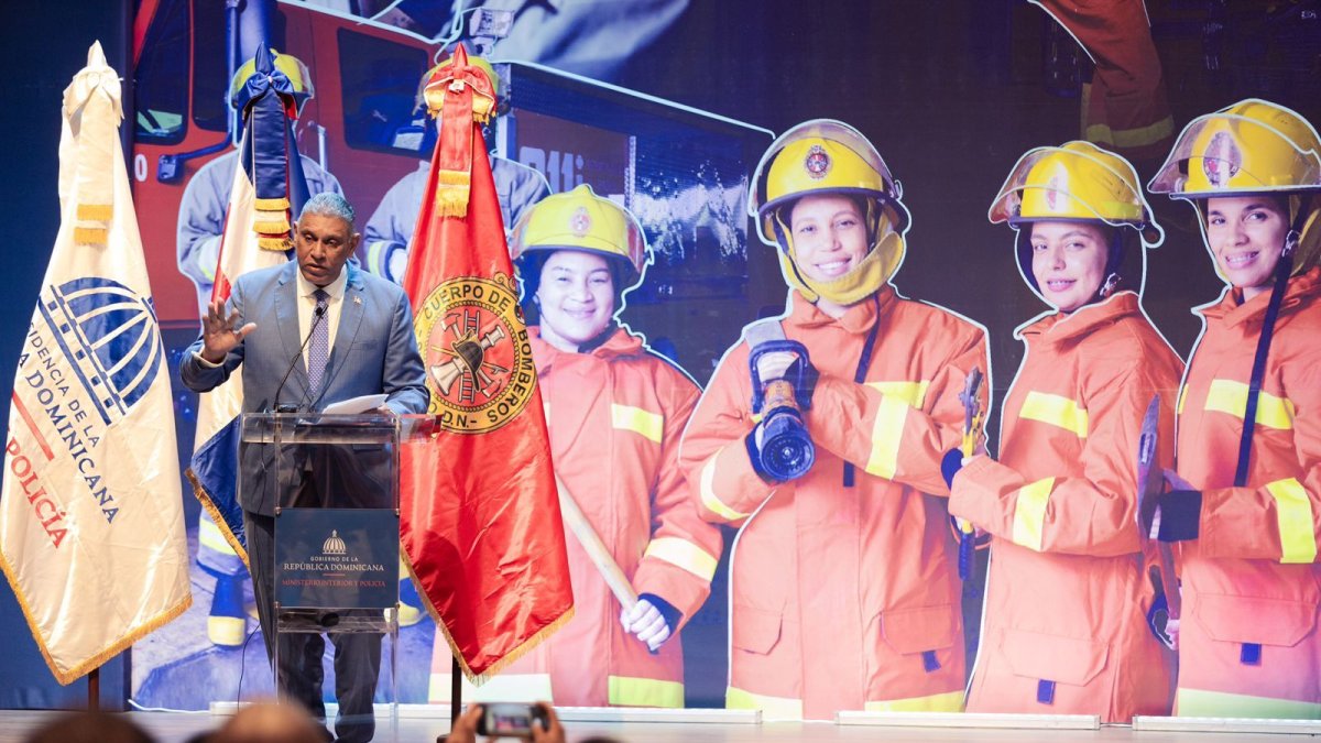 El Gobierno sube sueldo de bomberos a 15 mil pesos