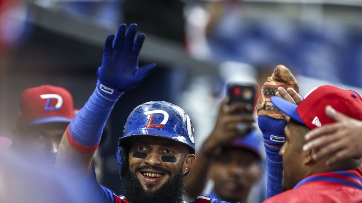 Emilio Bonifacio es saludado por sus compañeros