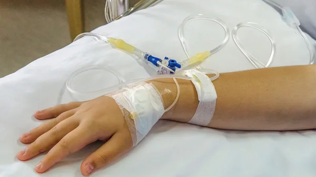 depositphotos_31728677-stock-photo-iv-solution-in-patient-hand