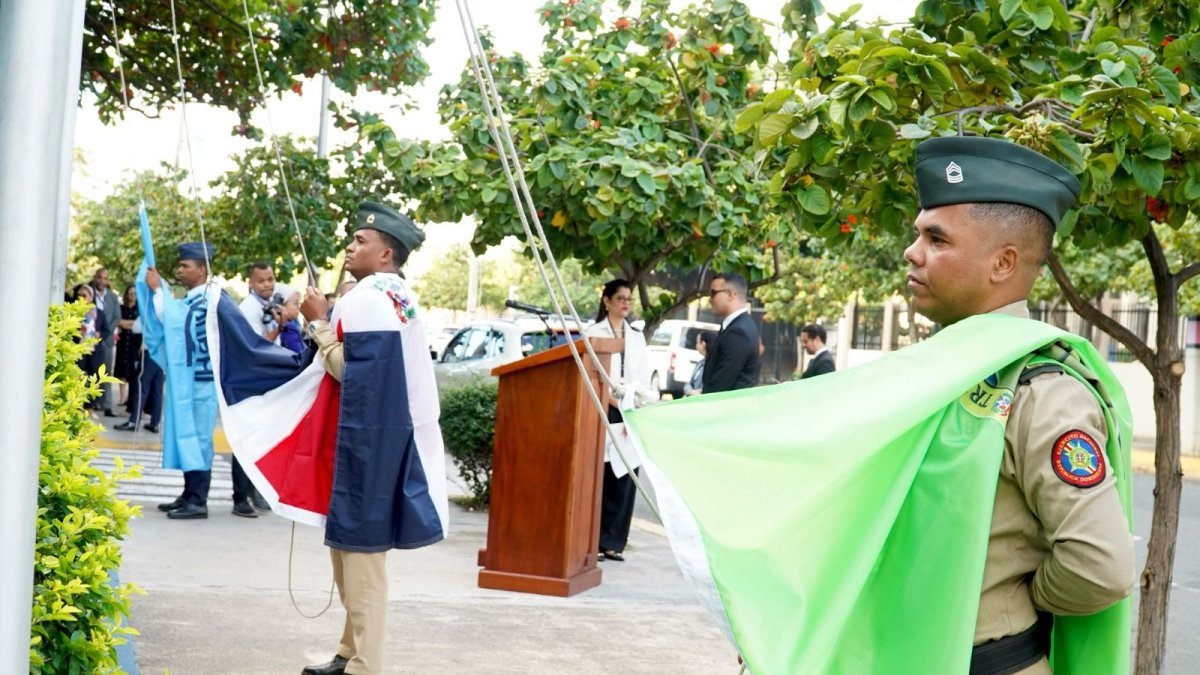 Rinden tributo a la Bandera Nacional por el Mes de la Patria