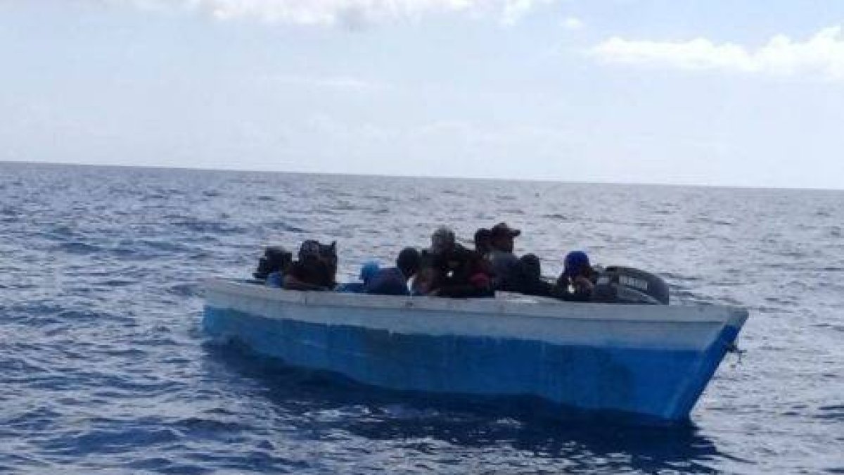 Personas en una embarcación (foto archivo).