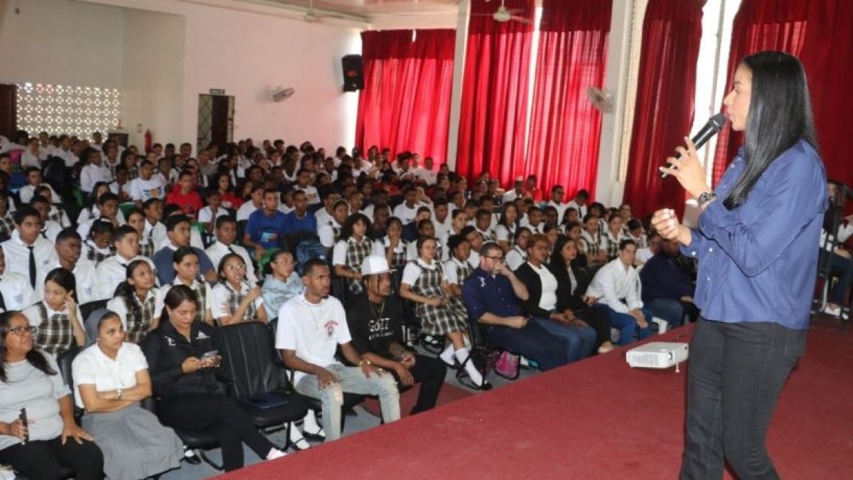Gina Mambrú, ofrece la charla en el acto de INEFI.