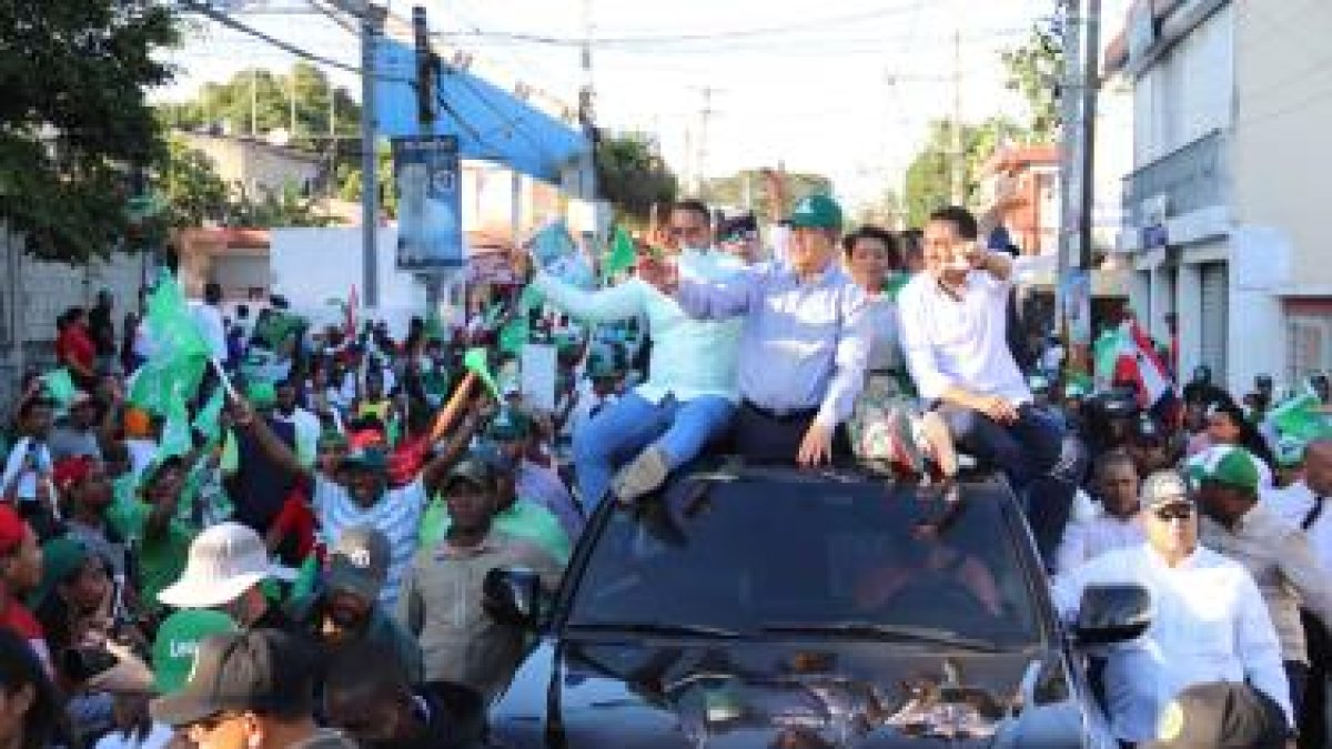 Leonel Fernández mostró apoyo a los candidatos