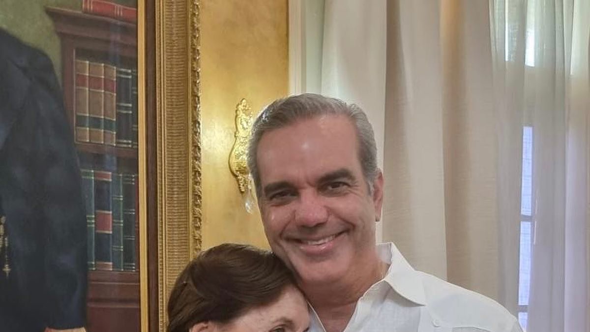 Luis Abinader Corona con su madre, Sula.