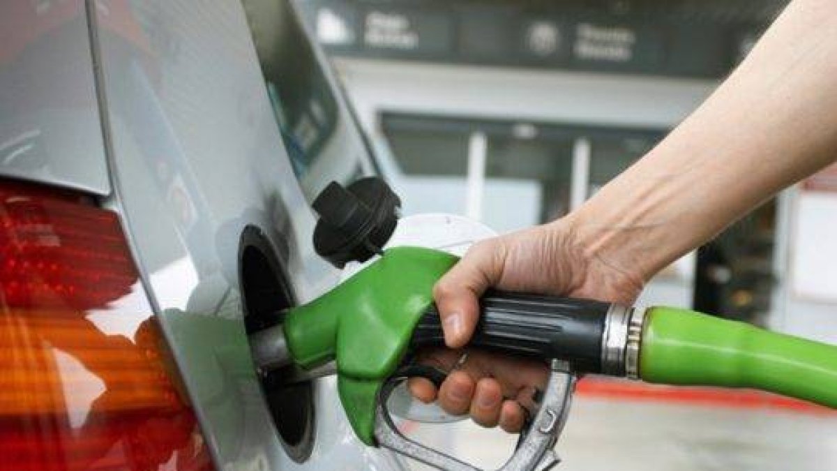 os combustibles tienen en el país altos gravámenes.