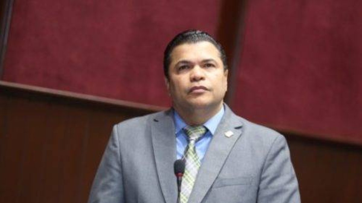 Estudian ley de cláusula para periodistas