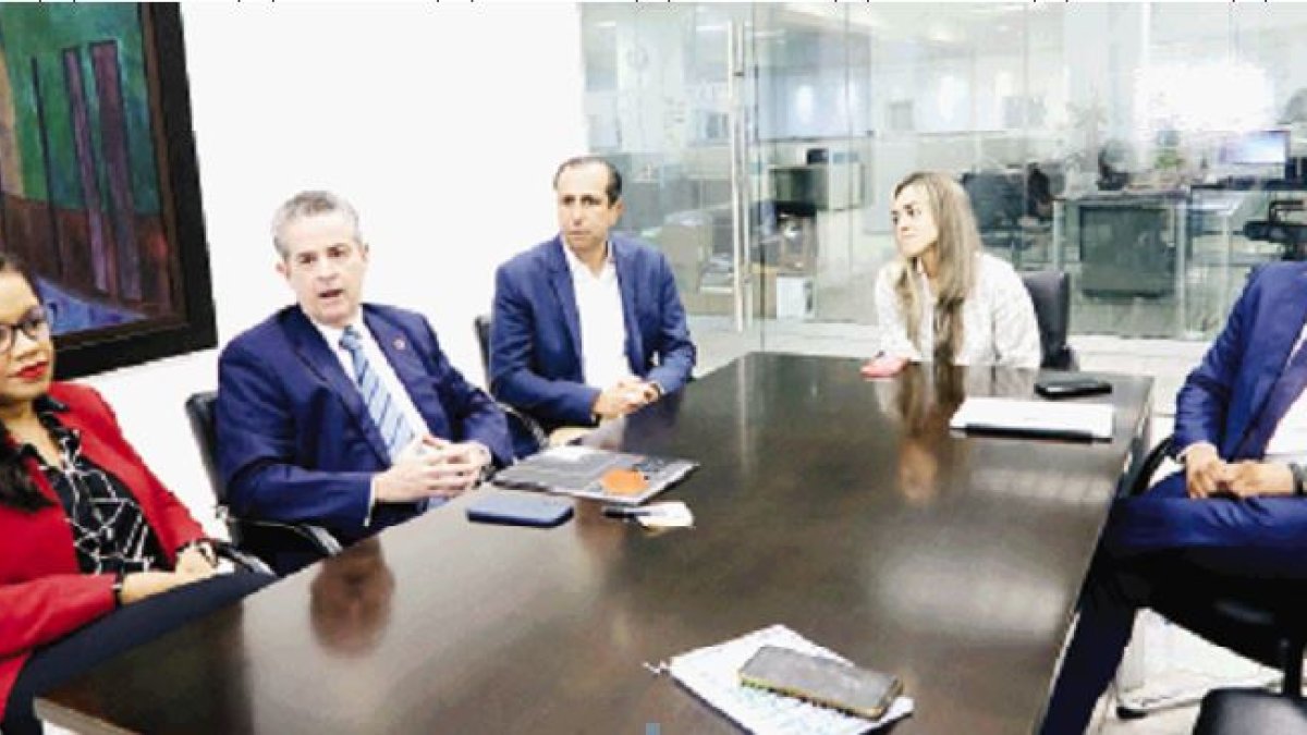 Diana Baéz,  José Manuel Torres, Luis Manuel Pellerano,  Dariana Lorenzo y Ebel De Castro.  Arlenis Castillo