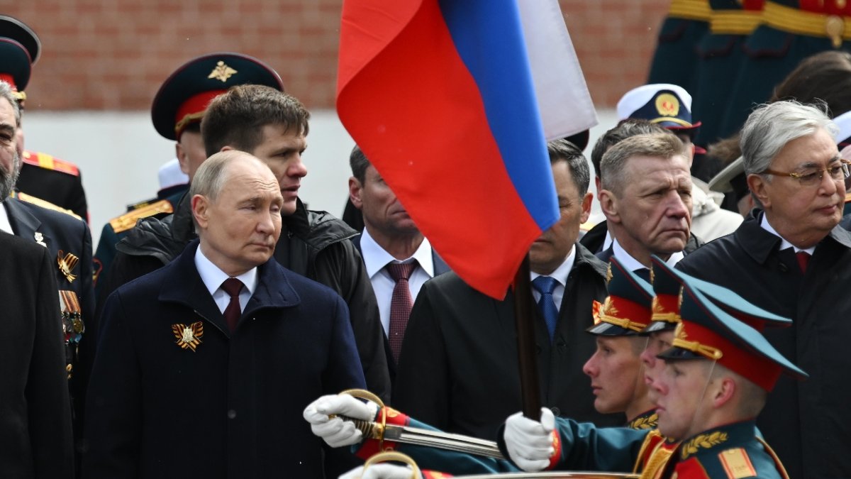 El presidente de Rusia, Vladímir Putin, observa parte de los actos en Moscú. EFE