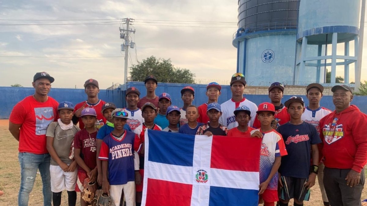 Willy Pineda, izq, junto a integrantes con la bandera RD