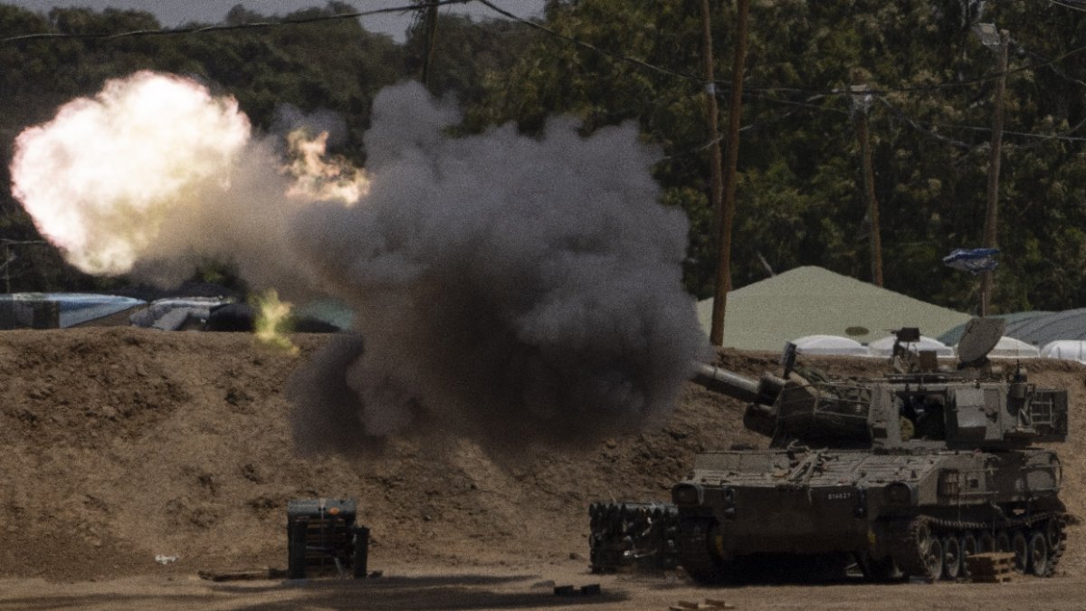 Un tanque israelí dispara en un lugar próximo a la frontera con la Franja de Gaza.
