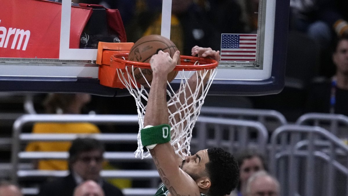 El delantero de los Boston Celtics, Jayson Tatum (0), encesta el balón frente al base de los Indiana Pacers, Andrew Nembhard.