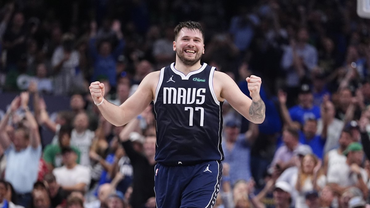 Luka Doncic, la estrella de los Dallas, reacciona con sus manos en señal de triunfo, luego que su equipo ganara su primero de la final