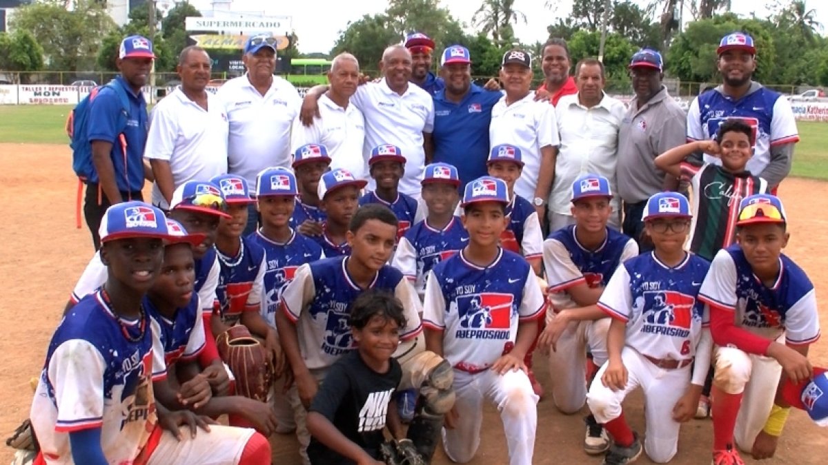 Juan Núñez, centro, junto equipo campeón.