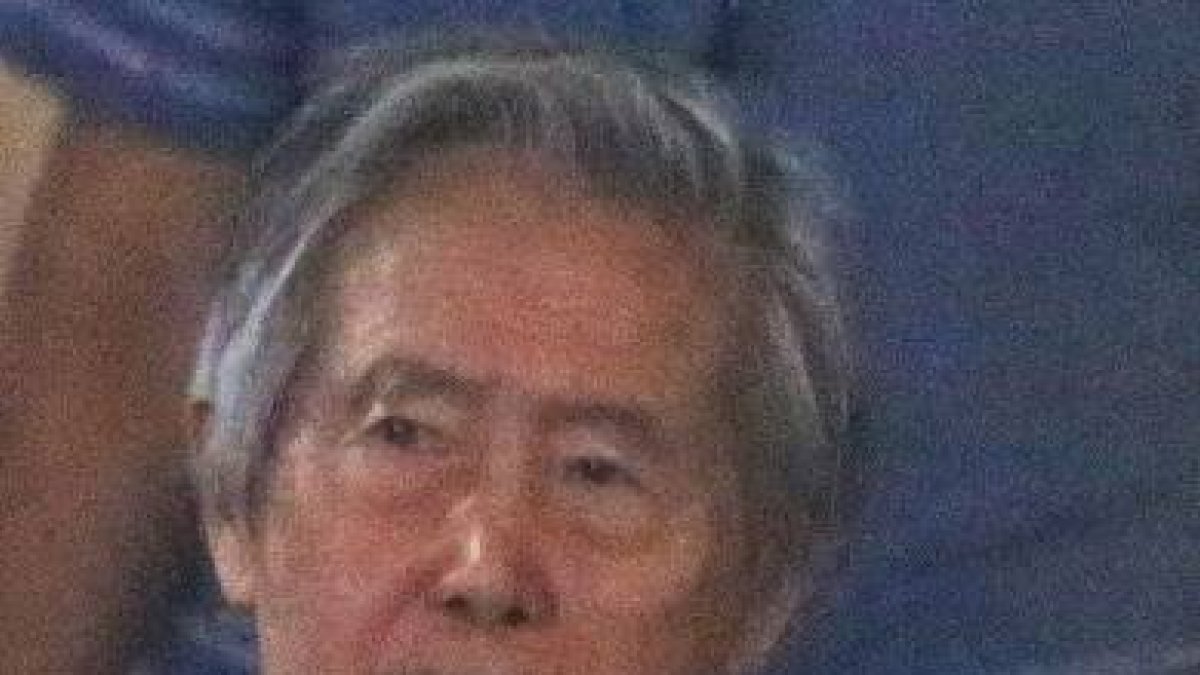 AME7932. LIMA (PERÚ), 04/10/2021.- Fotografía de archivo fechada el 4 de enero de 2018 que muestra al expresidente peruano Alberto Fujimori (c) a su salida de la clínica Centenario de Lima (Perú). Fujimori será sometido a un