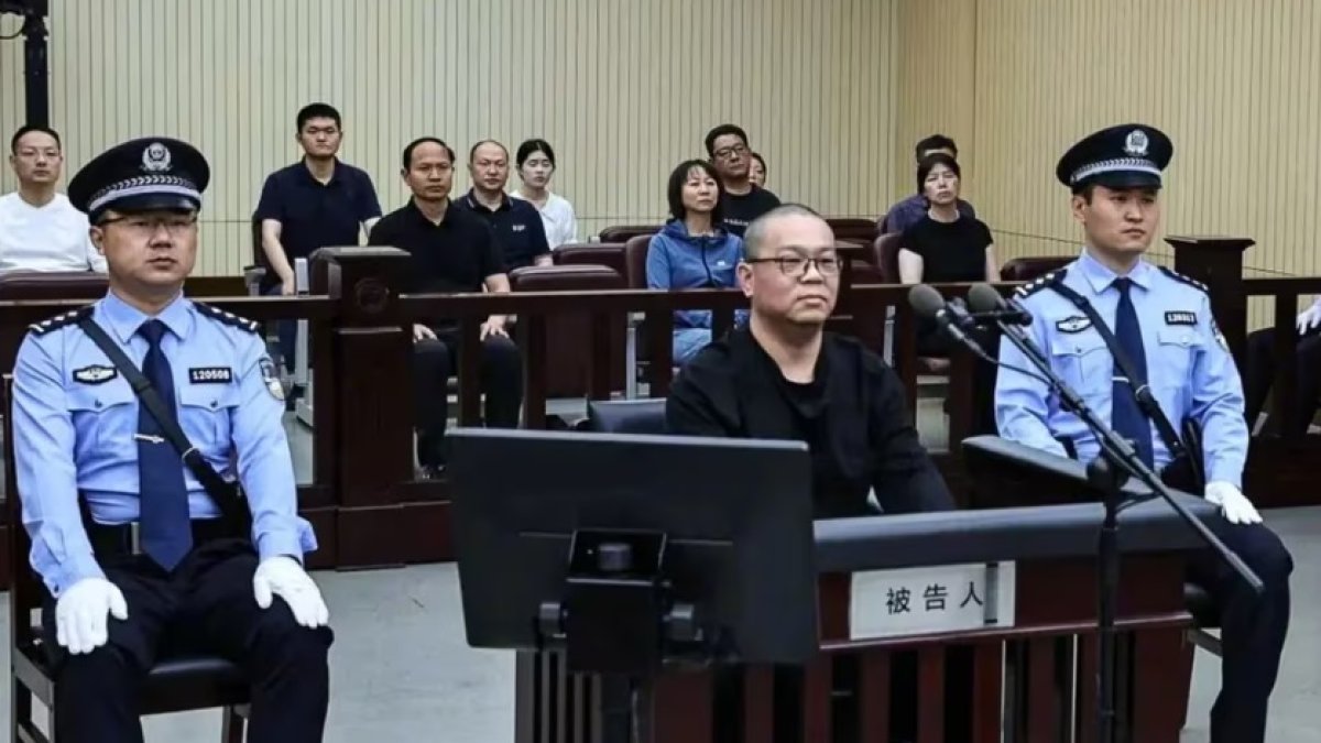 China condenó a muerte a un ex banquero acusado de recibir 151 millones de dólares en sobornos