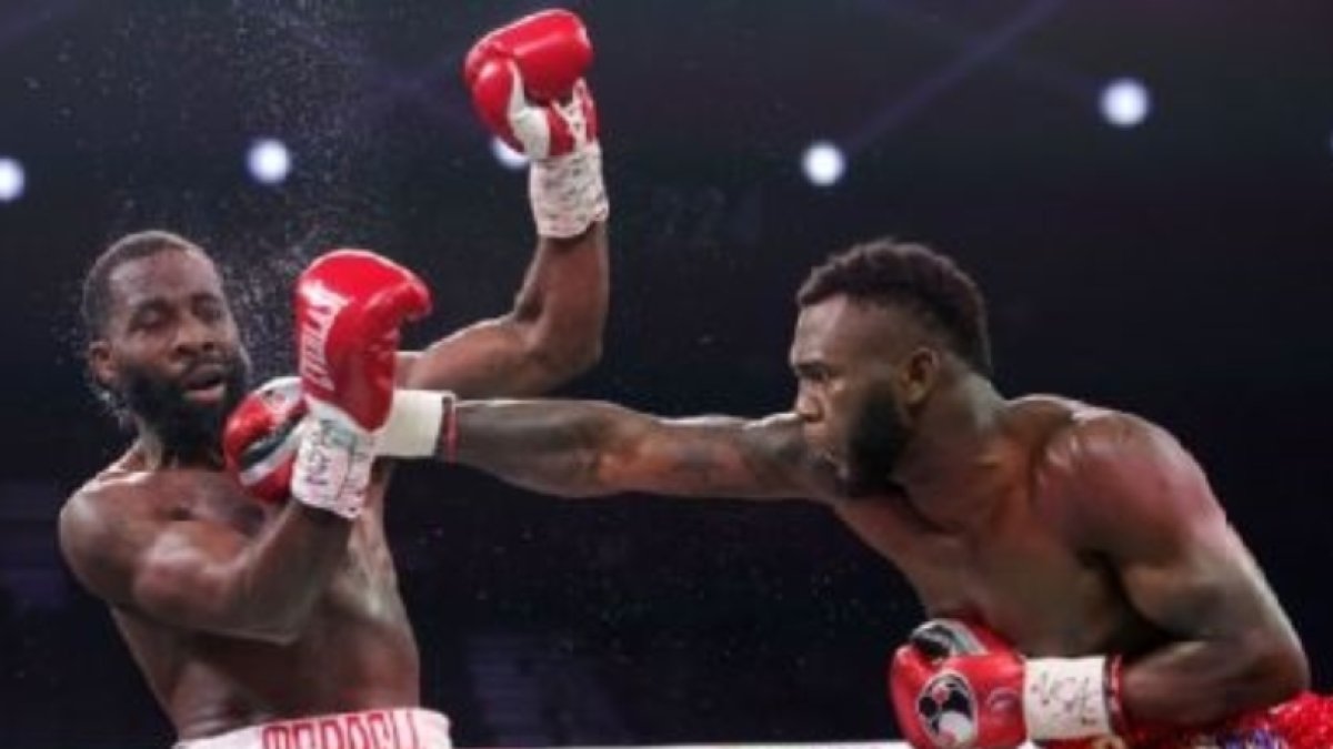Carlos Adames pega su derecha en rostro de Terrell Gausha