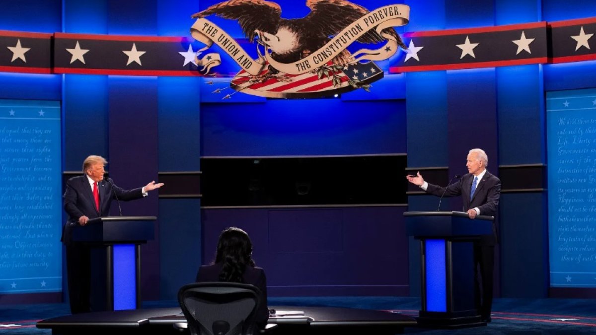Fotografía de archivo de 2020 que muestra al entonces presidente de EE.UU., Donald Trump (d), candidato republicano a la Presidencia, y a su rival demócrata, Joe Biden, durante un debate. EFE/Shawn Thew