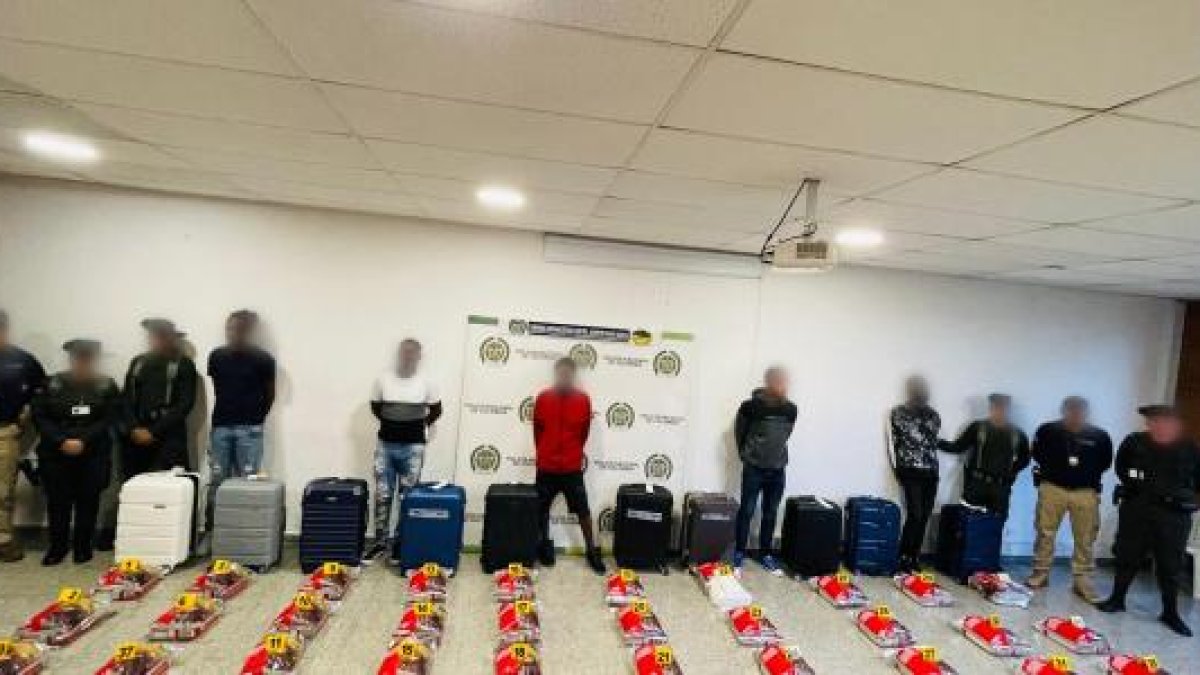Detienen a cinco dominicanos en el aeropuerto de Bogotá con 215 kilos de cocaína