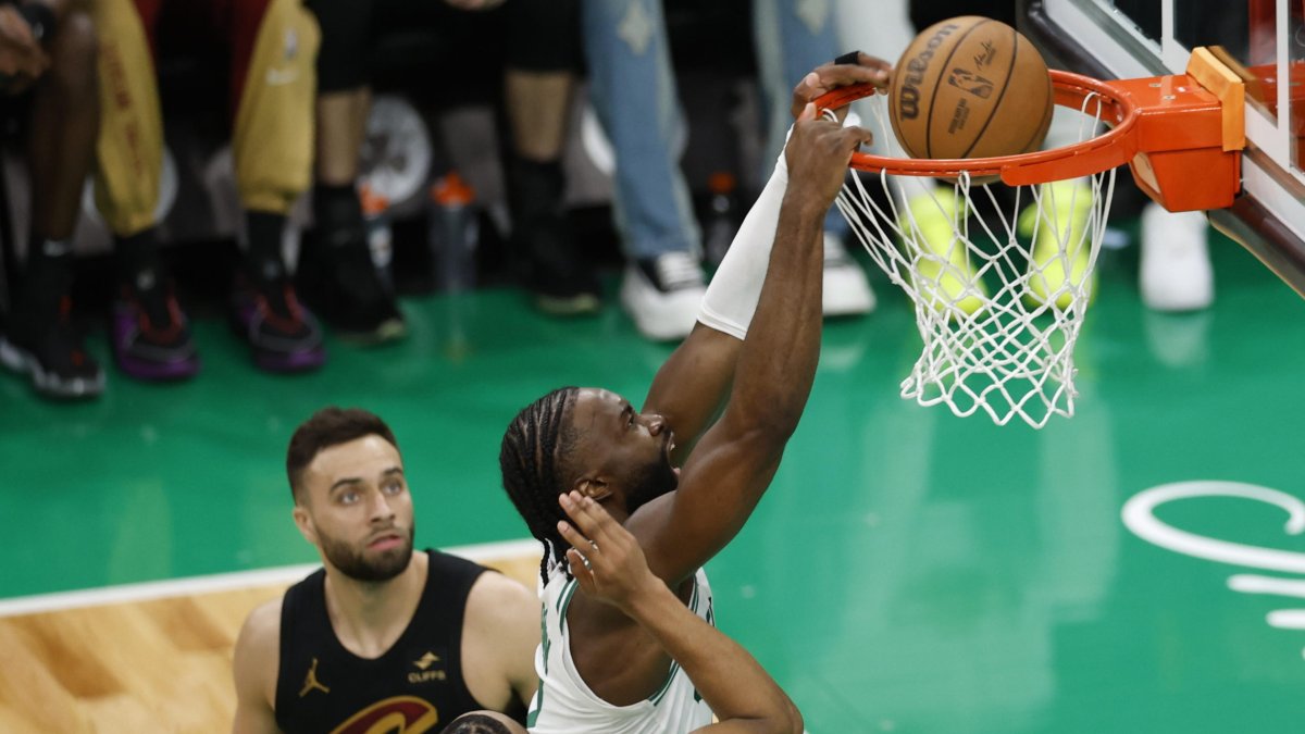 Jaylen Brown realiza un potente donqueo anoche en el primer tiempo ante la defensa de Cleveland en el partido que ganó Boston 120-95 sobre sus rivales.