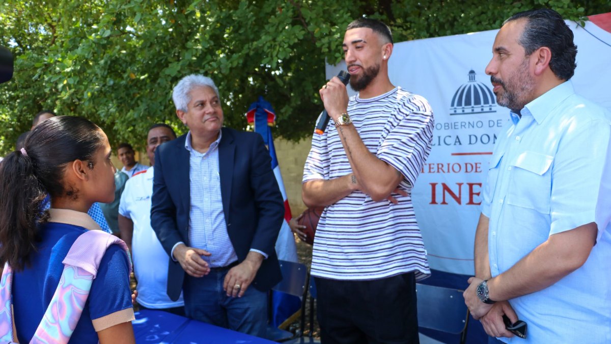 El jugador NBA, Chris Duarte, junto a Alberto Rodríguez Mella en el liceo profesor.