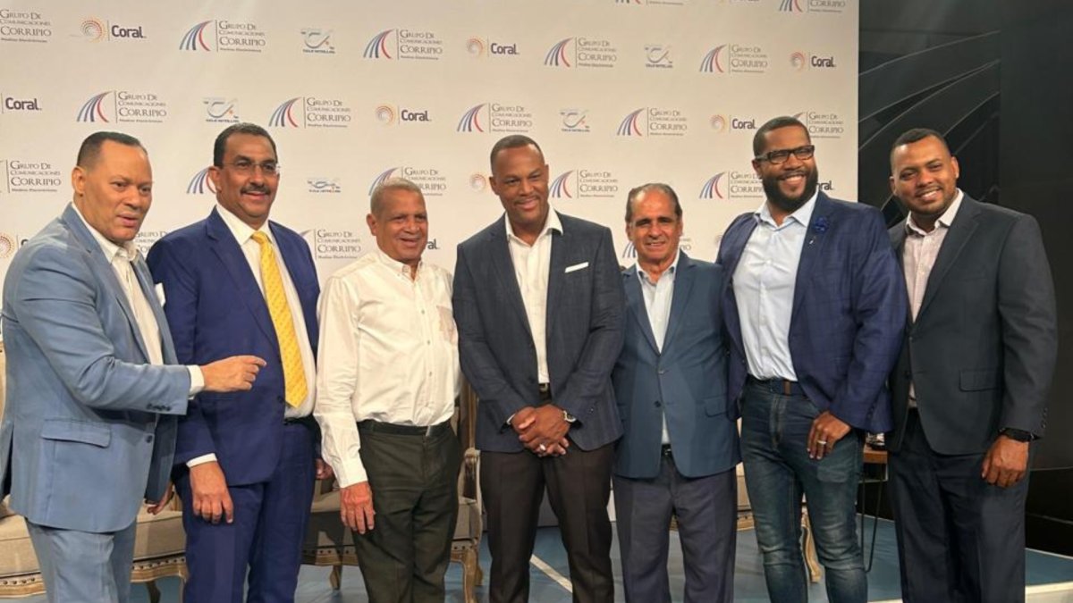 Desde la izquierda, Franklin Mirabal, Juan José Rodríguez, Leo Corporán, Adrian Beltré, Héctor Cruz, César Marchena y José Alberto Acosta, durante un conversatorio con los periodistas del Grupo Corripio.