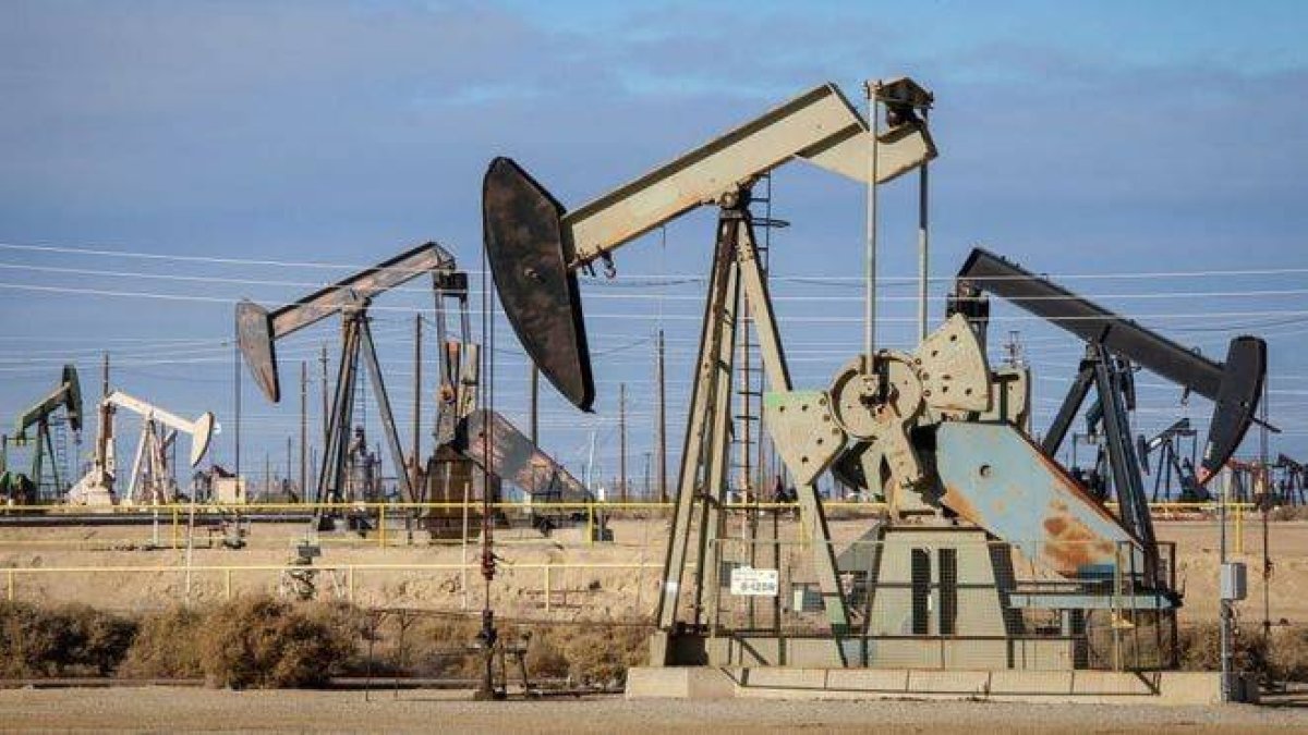 Petróleo de Texas cierra a la baja pero termina la semana por encima de los 80 dólares