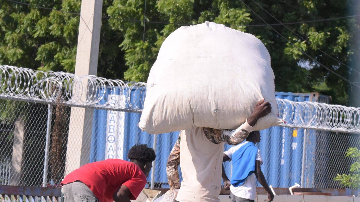 Centenares de haitianos cruzan a comprar a RD