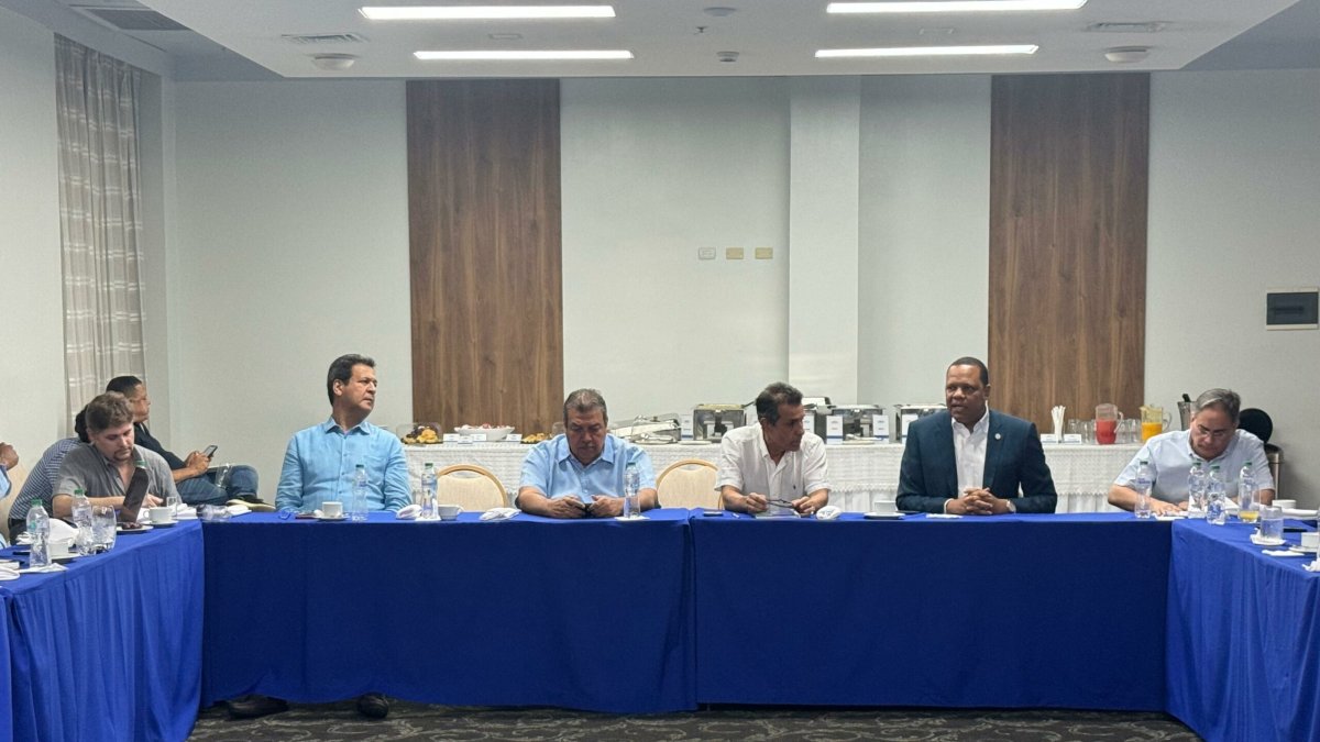 El director ejecutivo de Pro Consumidor, Eddy Alcántara, habla en el encuentro que sostuvo con los directivos y miembros de la Asociación Dominicana de Factorías de Arroz.