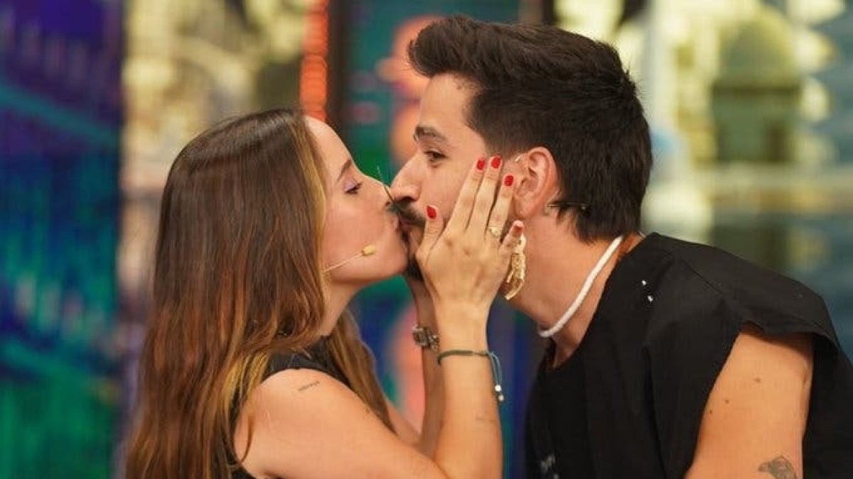 Evaluna le regaló a Camilo un collar con leche materna