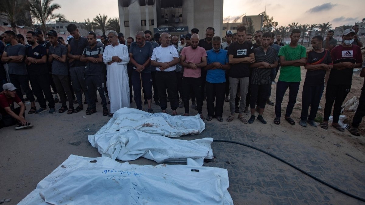 Palestinos ante varios cadáveres tras los ataques. EFE