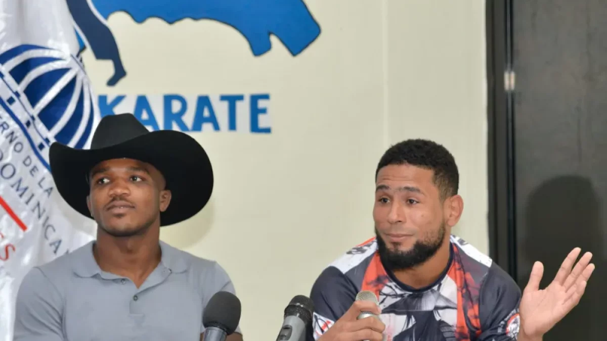 Organizadores y peleadores en rueda de prensa celebrada ayer en Santo Domingo.