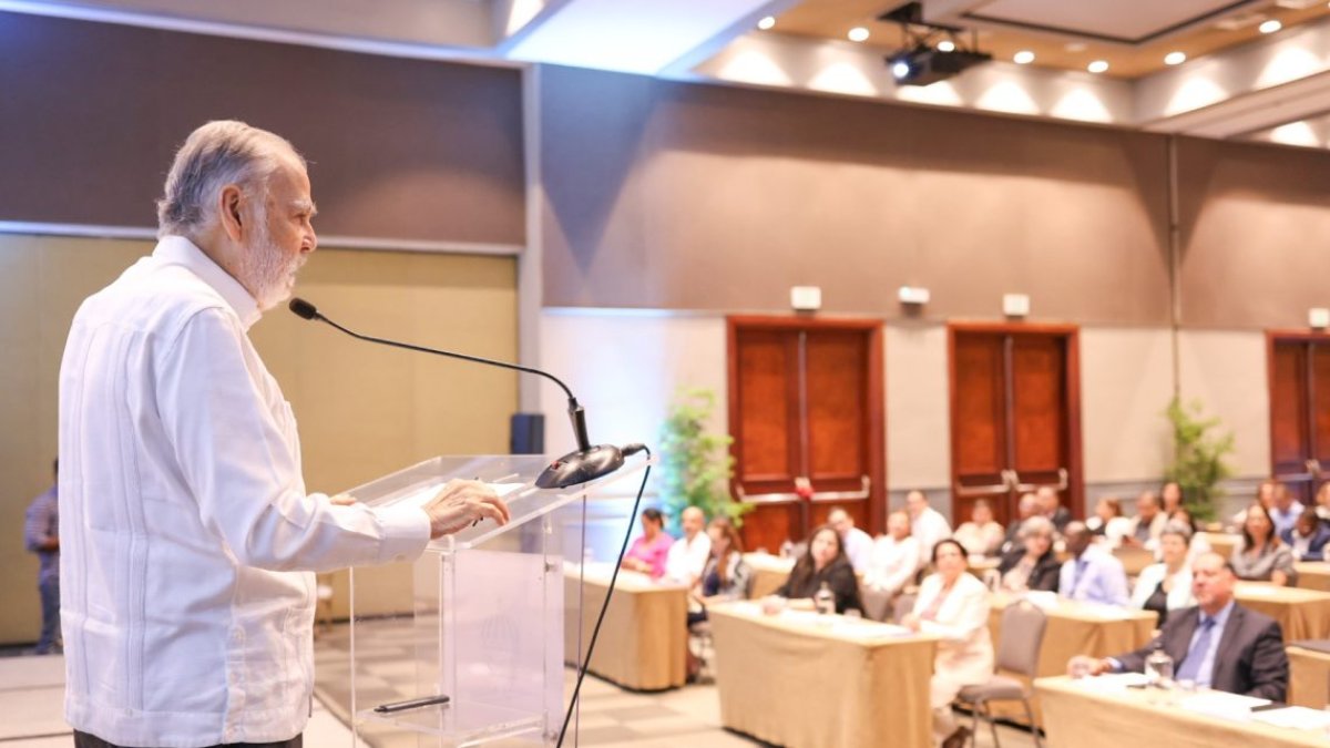 Miguel Ceara Hattón, durante apertura de Seminario sobre Medio Ambiente.