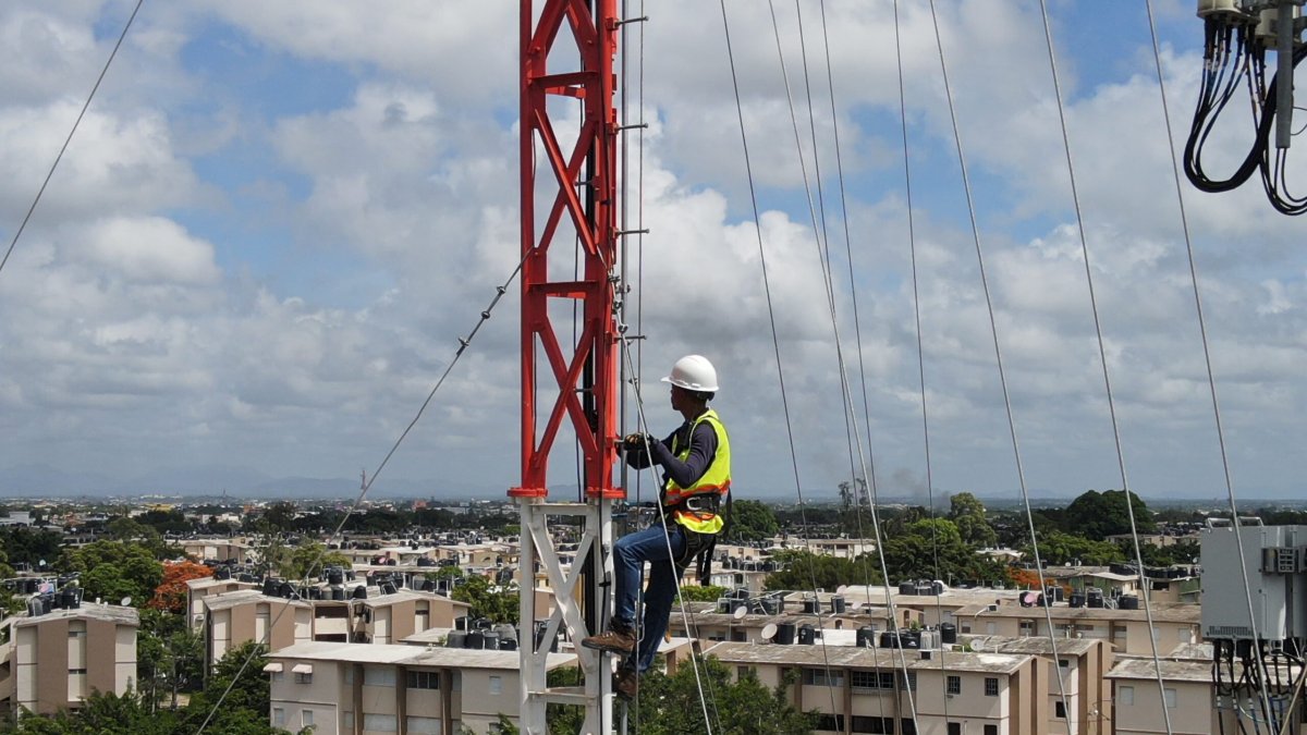 Colaborador del 911 durante labores del Plan de Contingencia ante posible paso de de huracán Beryl. (Fuente externa).