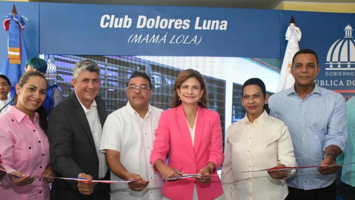 Vicepresidenta Raquel Peña realiza el corte de cinta.