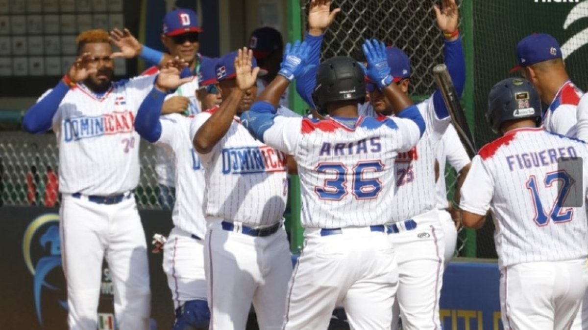 Los dominicanos celebran los tres triunfos.