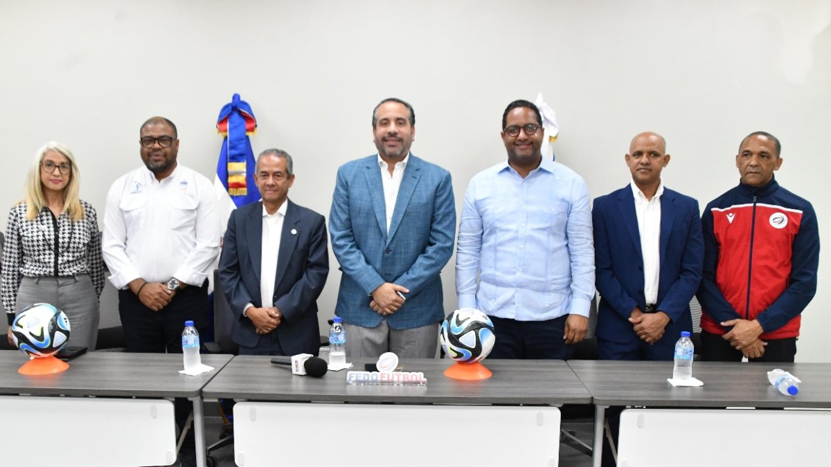 Alberto Rodríguez, José Francisco Deschamps, Benny Metz, junto a los dirigentes.