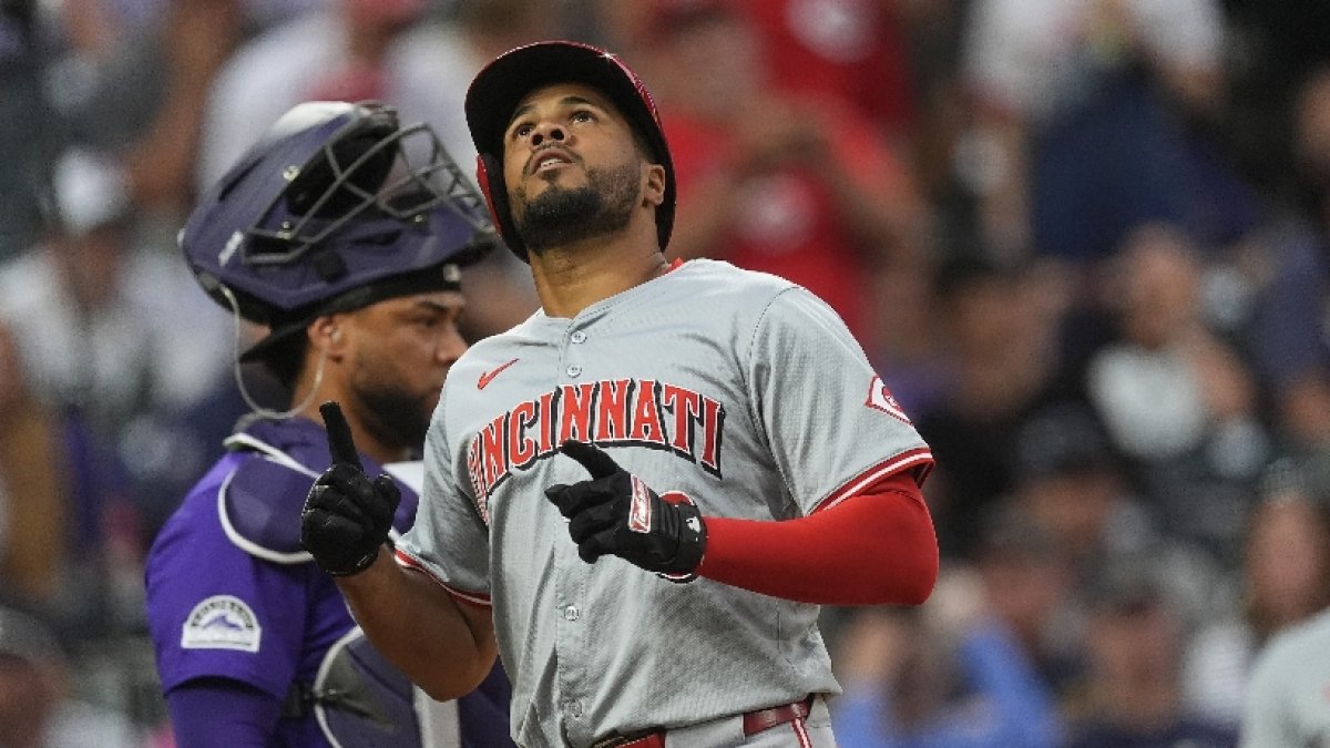 Jeimer Candelario, der, celebra al cruzar el plato.