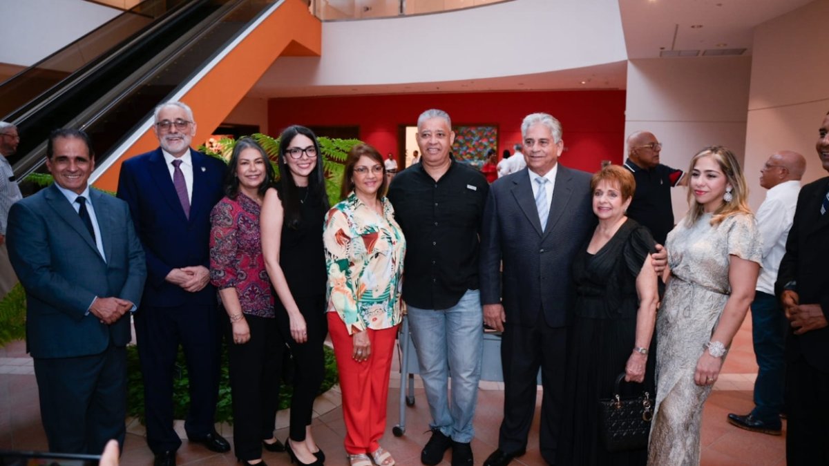 Winston Chilote Llenas,  su esposa Cecilia, su hija, Vitelio Mejía, Héctor J. Cruz  y los asistentes al acto celebrado ayer en el Centro León, en Santiago.  Manolito Jiménez.