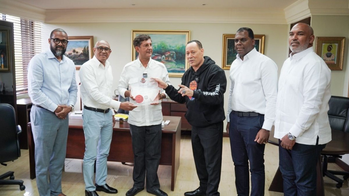 El periodista Franklin Mirabal motiva el reconocimiento de Manuel Estrella.