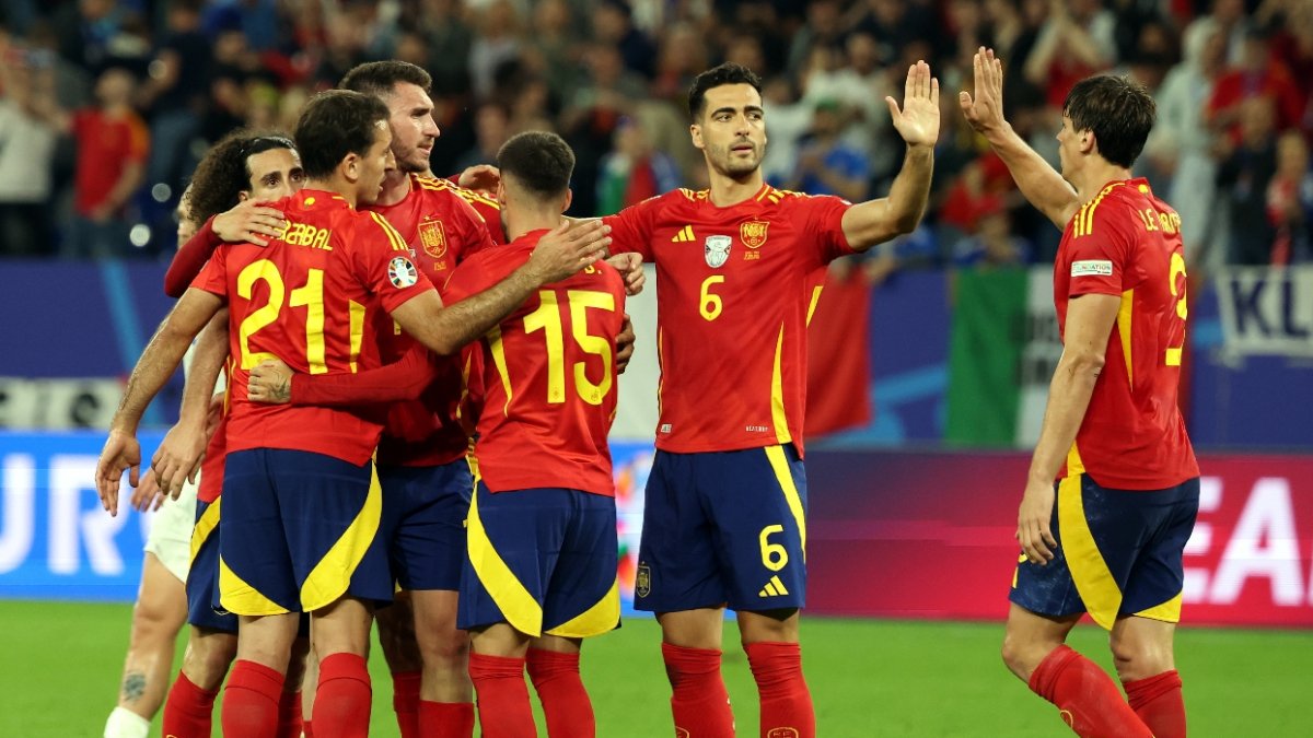 La selección española celebra la victoria y el pase a los octavos.