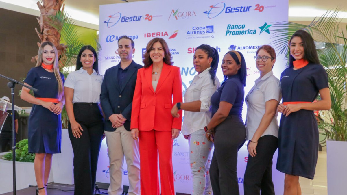 Theresa-Sullivna-junto-a-parte-del-equipo-de-GESTUR-1170×780