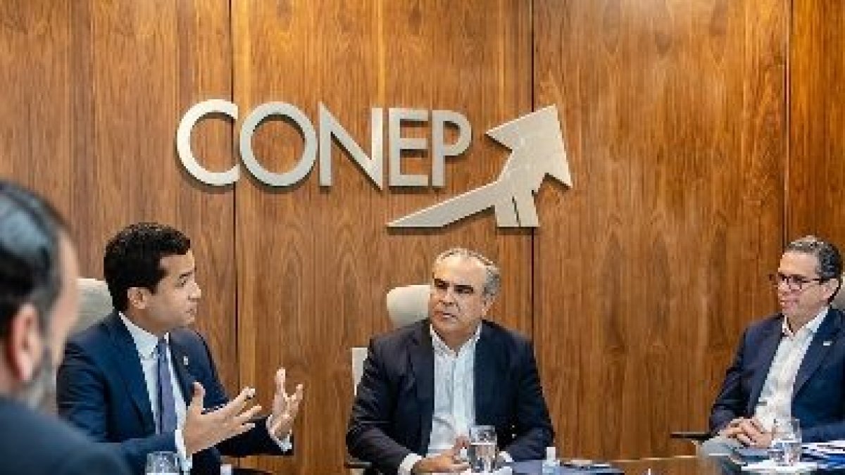 Empresarios y senador.