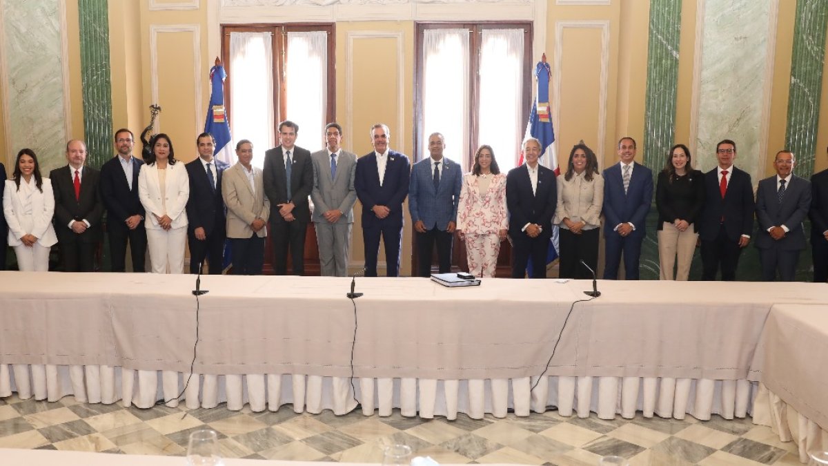 Los directivos de ADOEXPO junto al presidente Abinader y el ministro Joel Santos.