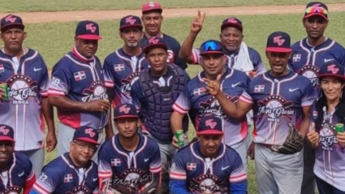 Integrantes equipo béisbol viejas glorias de  Moca