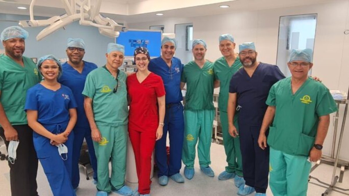 Foto-1-Doctores-Pablo-Gonzalez-Yanibel-Montero-Joan-Imbert-Nicolas-Rodriguez-Arlin-Rodriguez-Pablo-Mateo-Juan-Fulla-Federico-Suero-Amin-Rosario-y-Fausto-Hernandez-al-finalizar-l-816×381