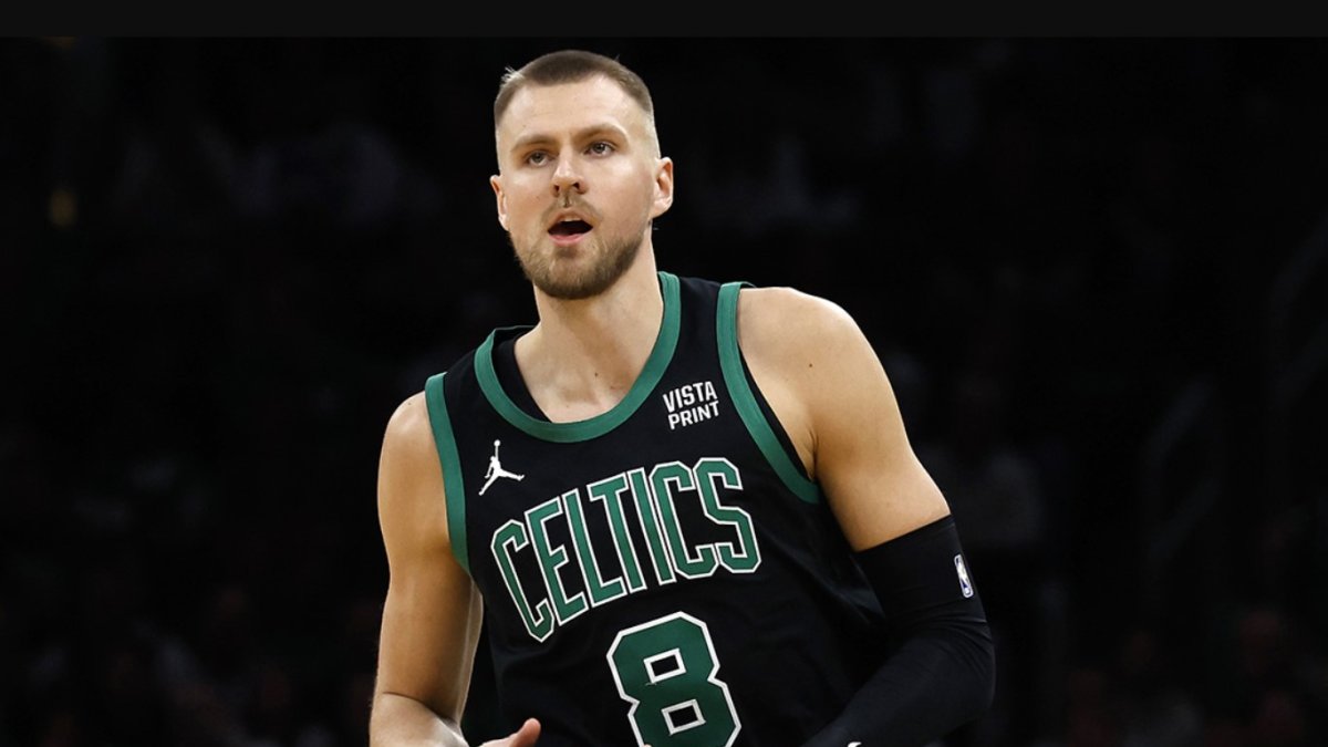 Kristaps Porzingis, jugador de Boston Celtics.