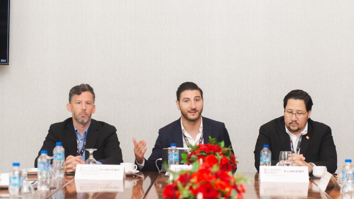 Ejecutivos  Fortinet   Marcelo Mayorga,  Arturo Torres y Claudio Nuñez ofrecen datos reporte ciberseguridad.