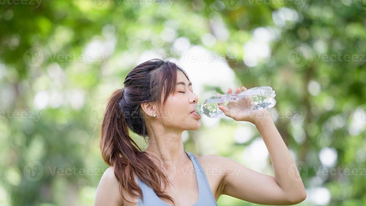 El cuerpo depende del agua para sobrevivir ya que ayuda a regular la temperatura.